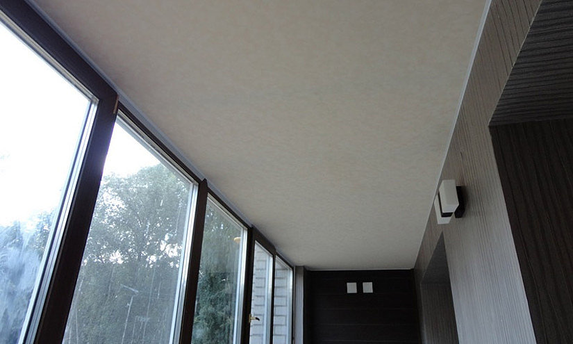 Матовый натяжной потолок на балконе