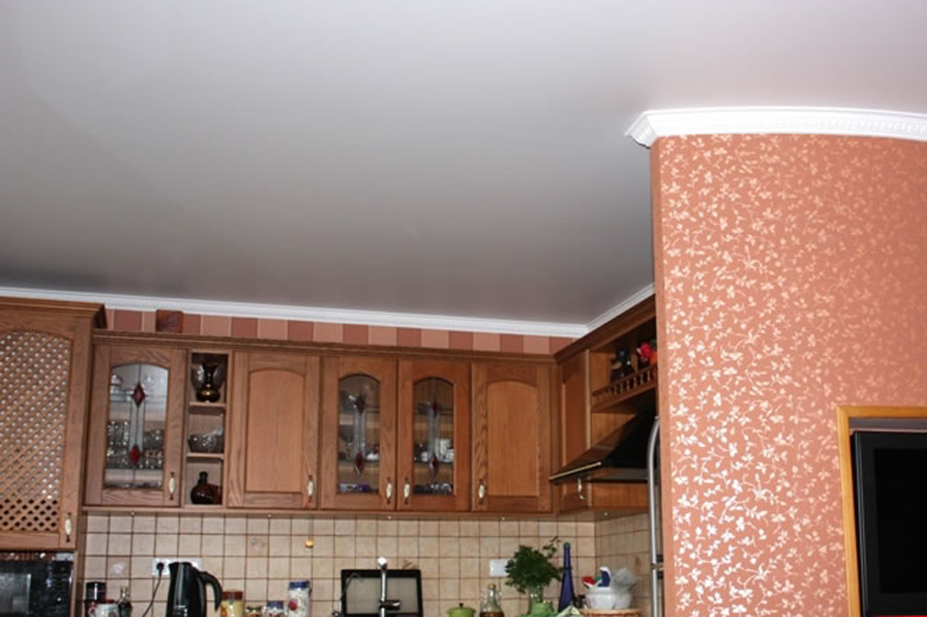 Матовый натяжной потолок на кухне