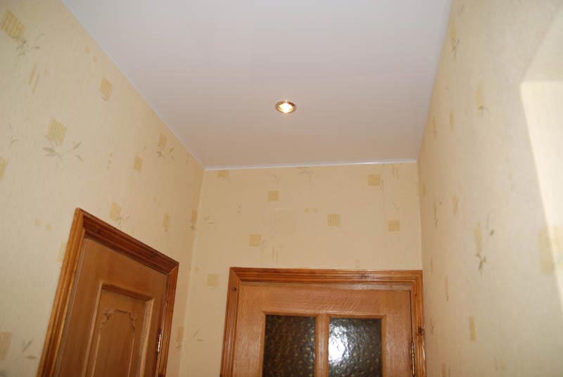 Матовый натяжной потолок в коридоре