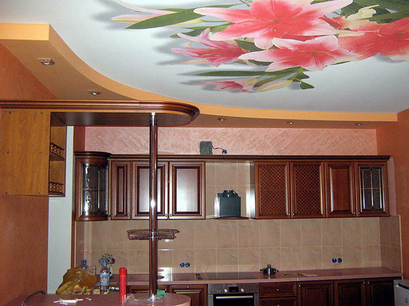 Натяжной потолок на кухне с фотопечатью