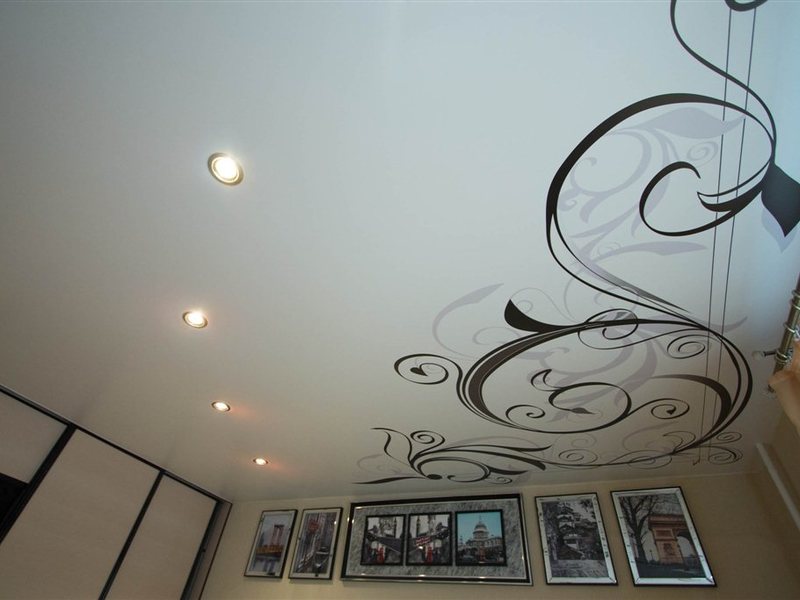 Натяжной потолок с фотопечатью в гостиной