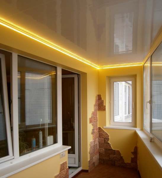 Натяжные потолки с подсветкой на балконе