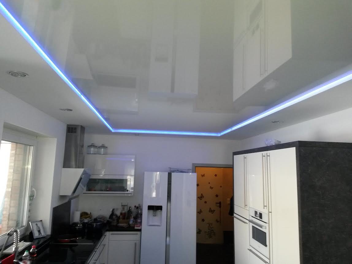 Натяжной потолок на кухне с подсветкой