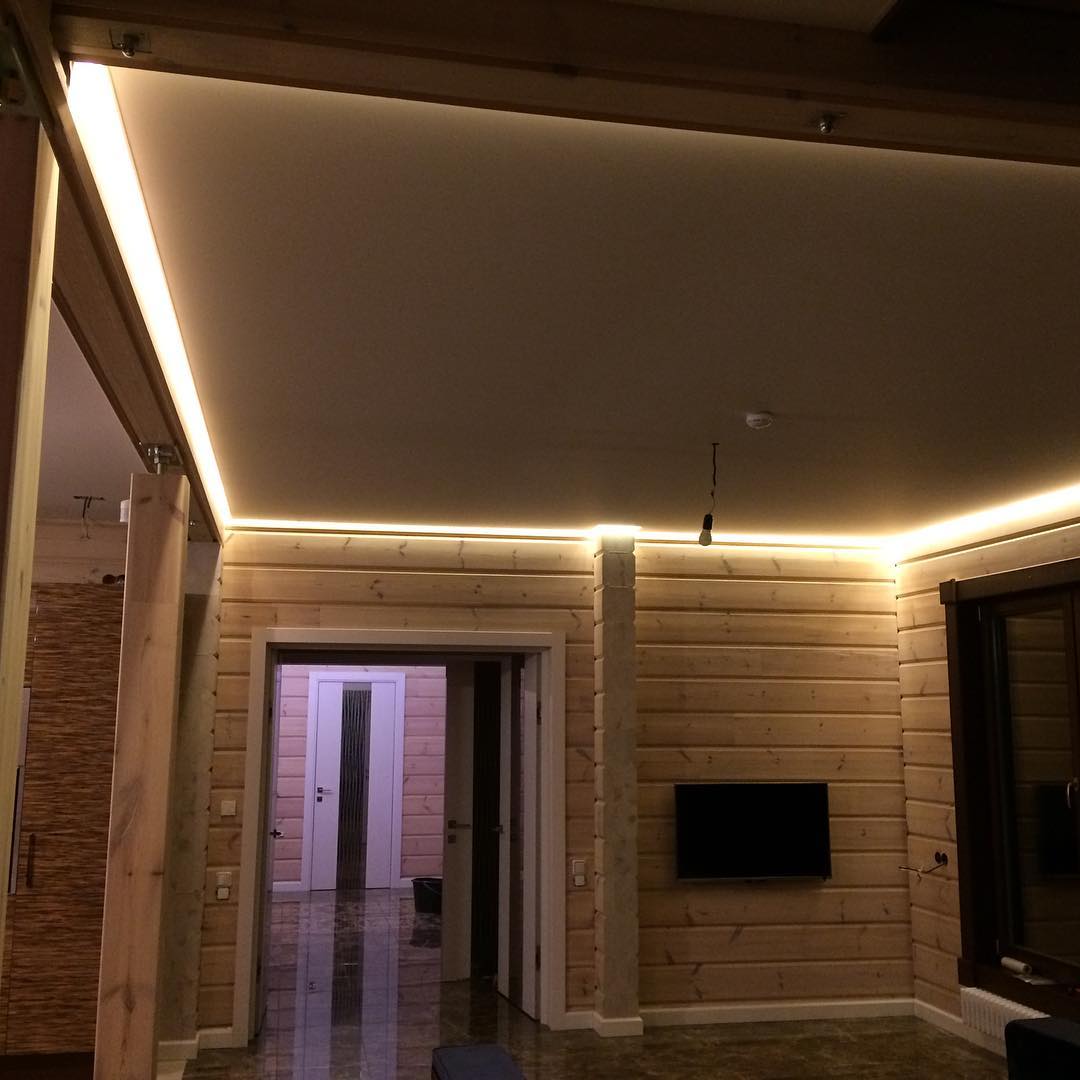 Натяжной потолок с подсветкой в деревянном доме
