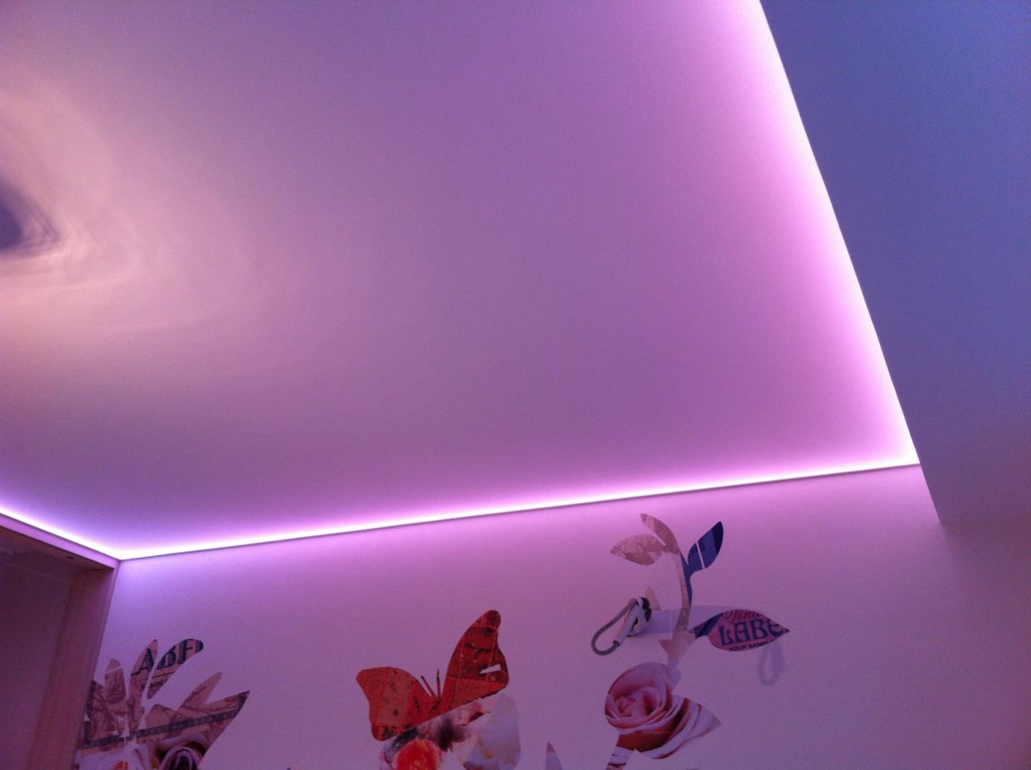 Натяжной потолок с подсветкой внутри в детской комнате