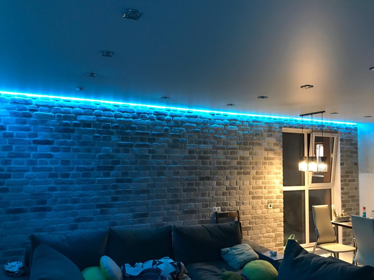 Натяжные потолки с подсветкой в комнате