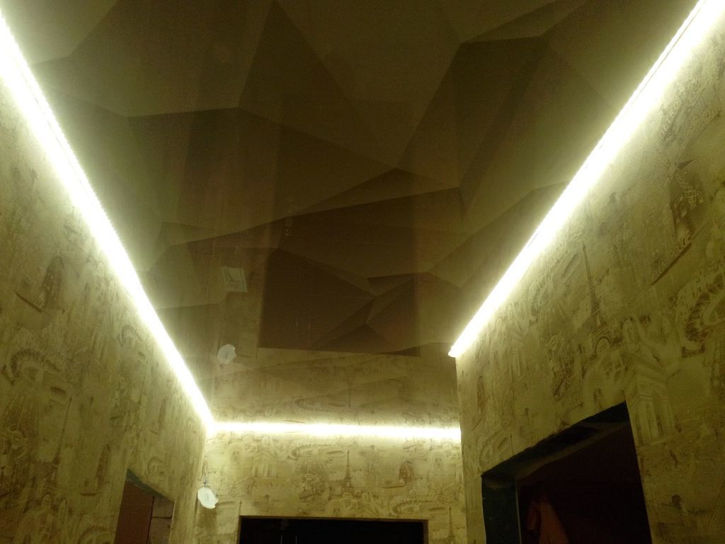 Натяжные потолки с подсветкой в коридоре