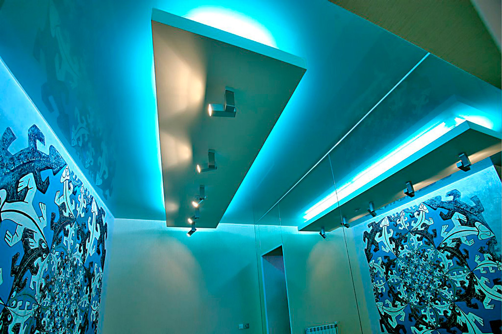 Натяжной потолок с подсветкой в прихожей
