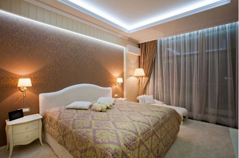 Натяжной потолок с подсветкой в спальне