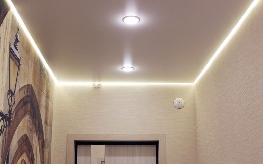 Сатиновый натяжной потолок с подсветкой