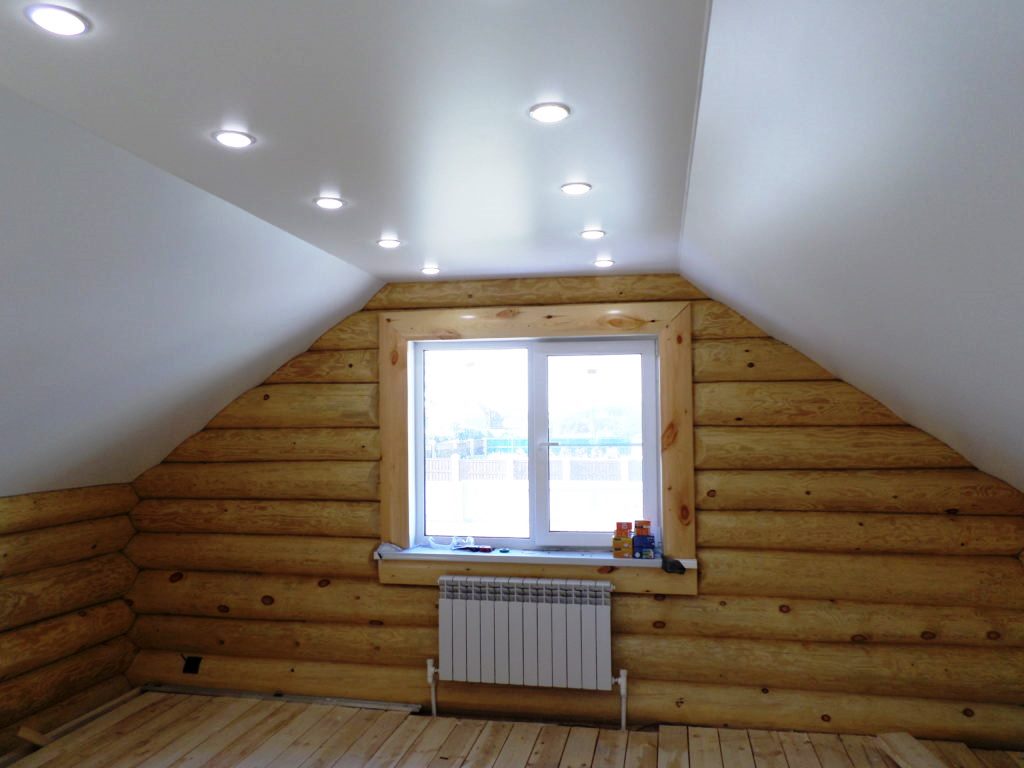 Сатиновый натяжной потолок в деревянном доме