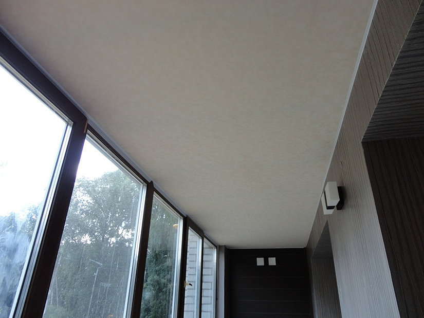 Тканевый натяжной потолок на балконе
