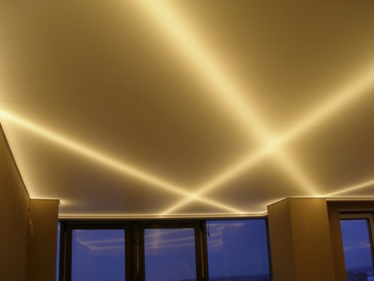 Тканевый натяжной потолок с подсветкой