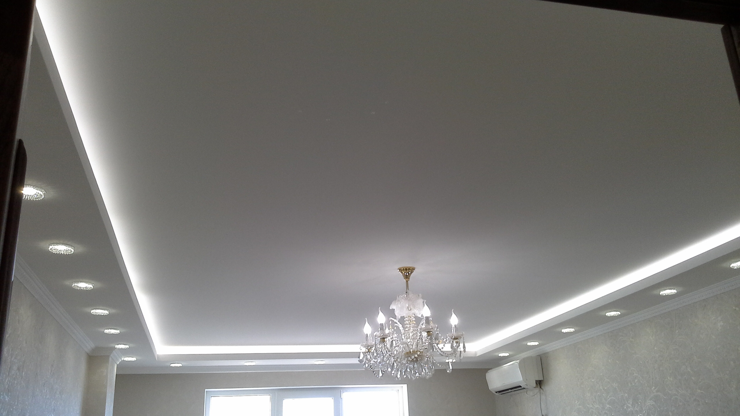 Тканевый натяжной потолок с подсветкой фото